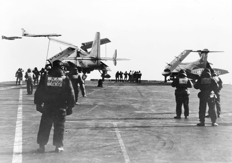Сентябрь 1970 года. Учения НАТО «Северная Свадьба». Советский ТУ-16, сопровождаемый «Фантомом» F4K, пролетает вблизи британского авианосца «Ark Royal».