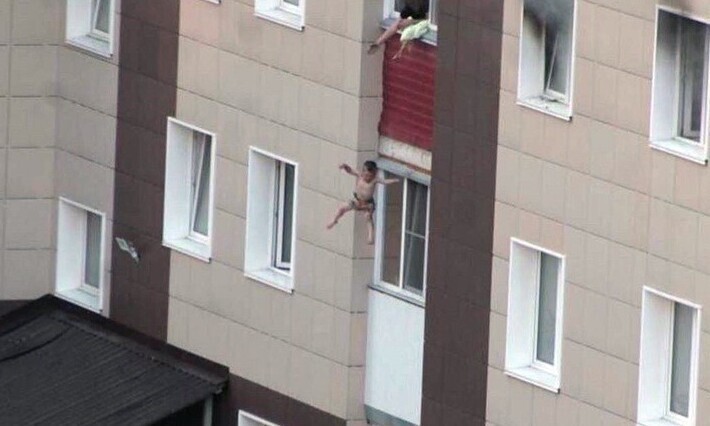 В Новосибирске женщина, спасая детей от пожара, выбросила их из окна