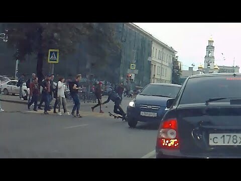 В центре Екатеринбурга сбили парня на самокате 