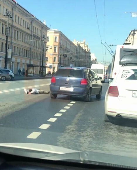 Это Питер: гражданин разлегся на проезжей части Невского проспекта
