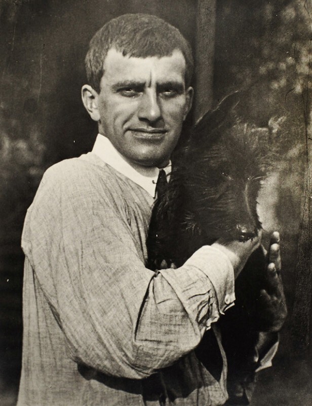 Владимир Маяковский с скотч-терьером Скотик, фото Александра Родченко, лето 1924 г.