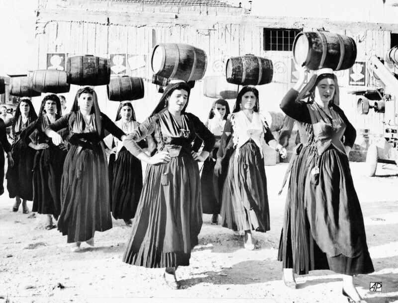 Танцовщицы с острова Левкас в Греции исполняют танец с бочками во время Международного фольклорного фестиваля, 1963 год.