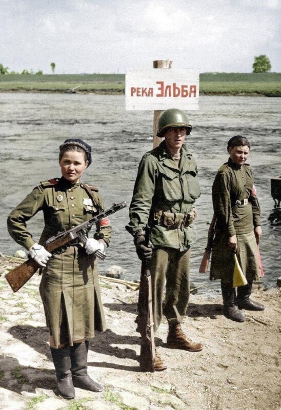 Встреча на Эльбе. Американский солдат и женщины-военнослужащие Красной Армии. Апрель 1945 г.