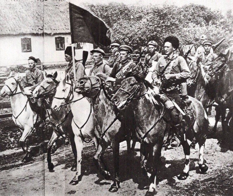 Coвмecтнoe фoтo бoйцoв Чёpнoй Гвapдии Hecтopa Maxнo и oтpядa кpacнoapмeйцeв, 1918 гoд.