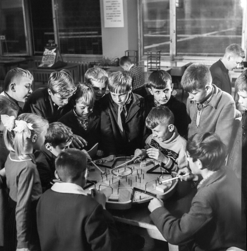 Жаркий матч в игротеке Московского городского Дворца пионеров и школьников, 1966 год. Фото И. Гольдберга