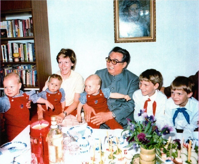 Северокорейский лидер Ким Ир Сен на встрече с немецкой семьёй во время своего визита в Восточную Германию. ГДР, 1984 г.