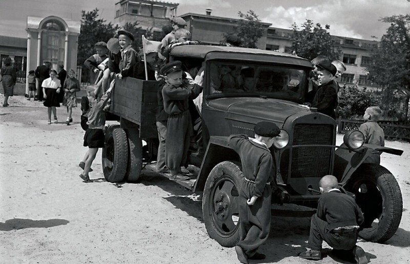Учащиеся младших классов «осваивают» подарок шефов. г. Челябинск, 1950-е