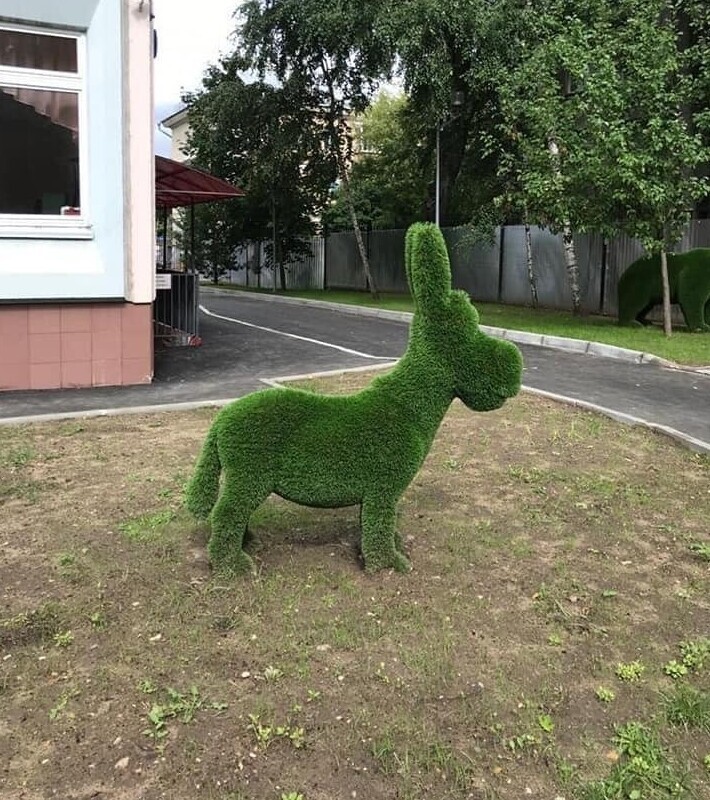 Столичный детсад украсили зеленым быком за миллион рублей