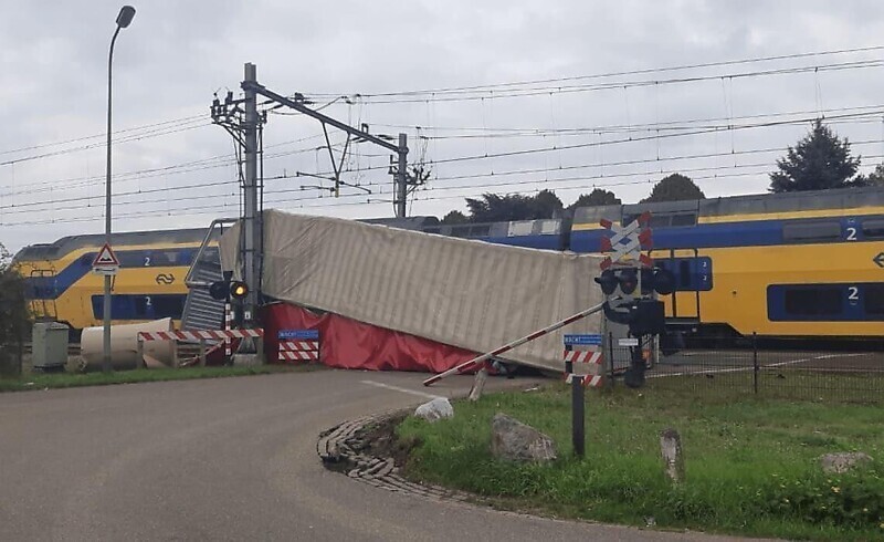 Поезд снёс застрявший на путях грузовик