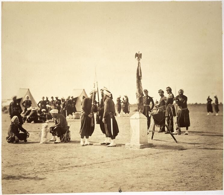 Лагерь в Шалоне: колониальные войска возле флага. 1857