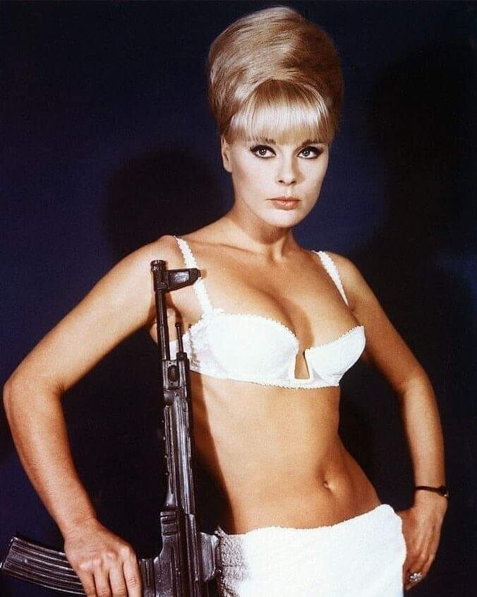 Американская актриса немецкого происхождения Эльке Зоммер в фильме "Беспощаднее мужчин". 1967 год.