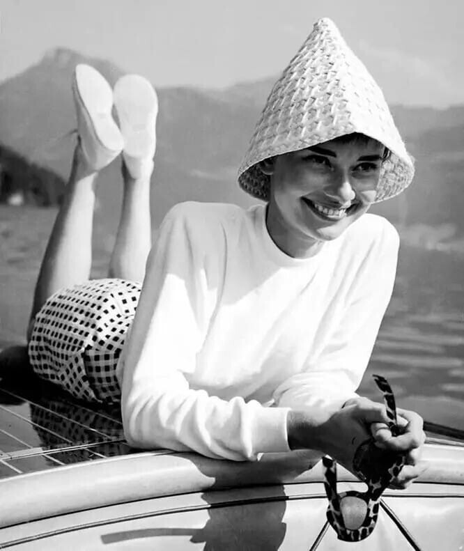 23-летняя Одри Хепберн позирует фотографу на яхте посреди Женевского озера. Швейцария, 1952 г.