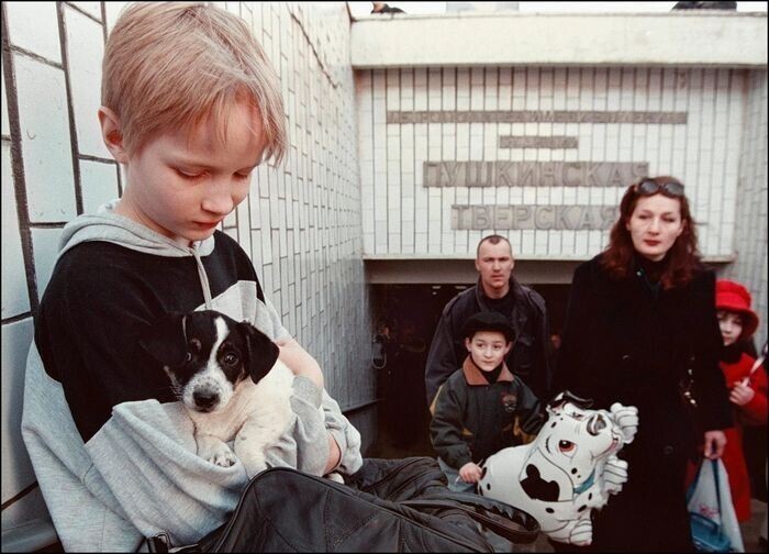 Мальчик продает свою собаку у московского метро. 