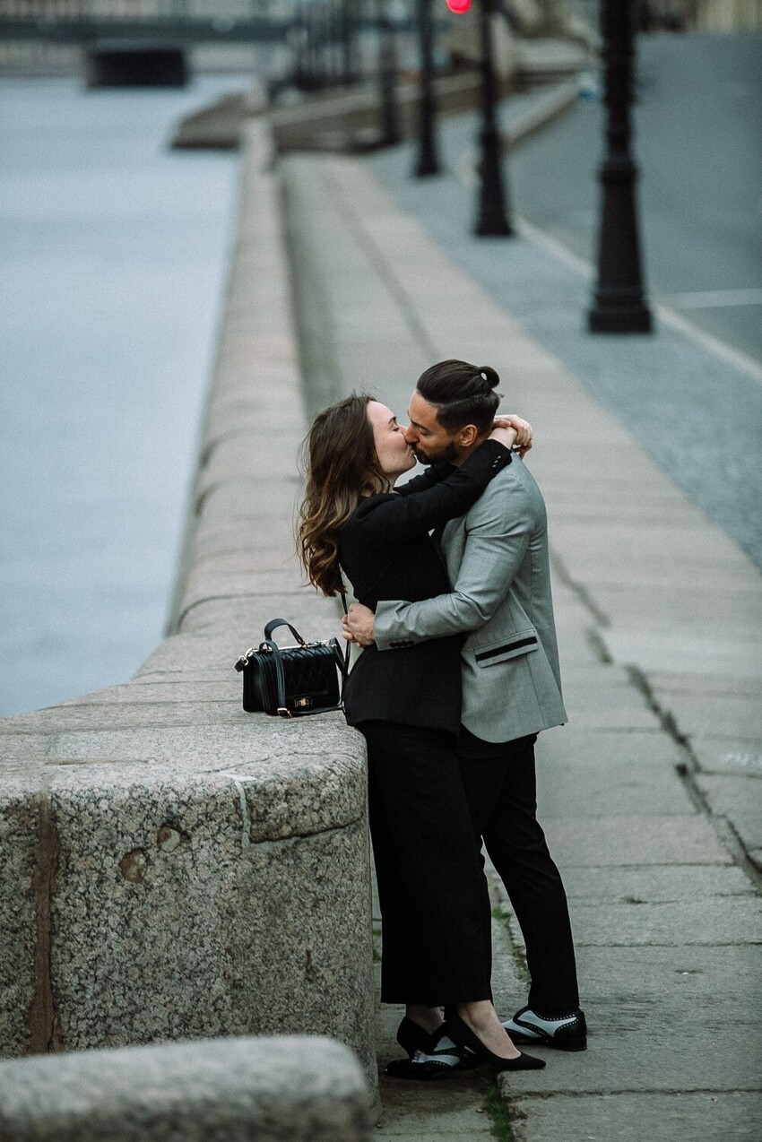 Лав петербург. Love story фотосессия в городе. Фотосессия пары в городе. Фотосессия пары на набережной. Двое в городе.