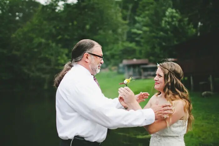 Фото, на которых отцы впервые увидели своих дочерей в свадебных платьях