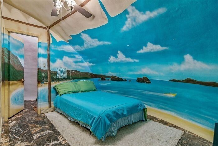 Вот, например, одна из спален, оформленная в тропическом стиле