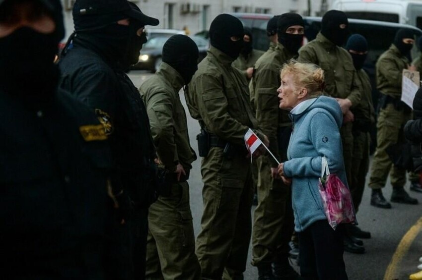 В Белоруссии неизвестные задерживали женщин за демонстрацию солидарности Колесниковой