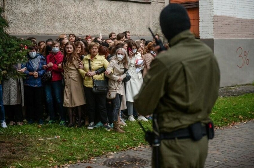 В Белоруссии неизвестные задерживали женщин за демонстрацию солидарности Колесниковой