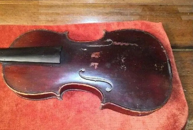 Москвич нашел среди тетушкиного хлама скрипку Страдивари