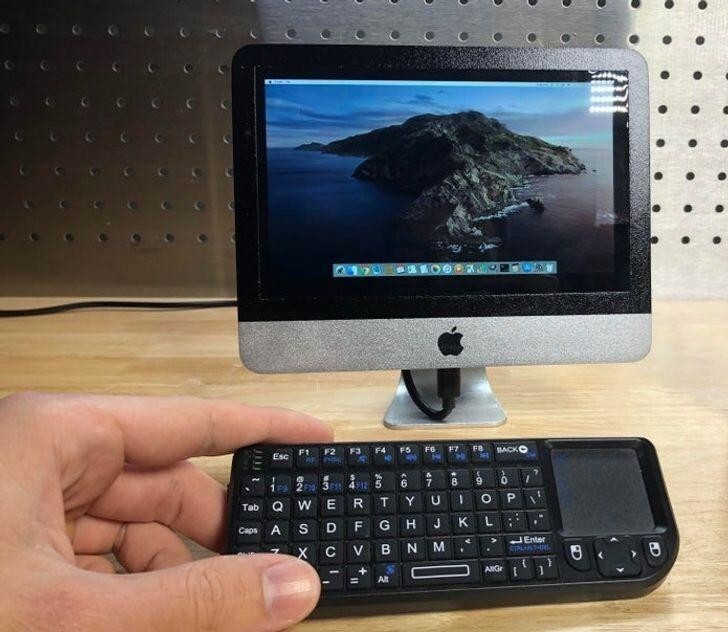 Крошечная, но полностью рабочая версия iMac и клавиатура к ней