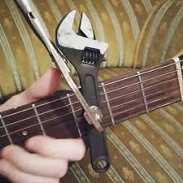 Как обойтись без заводского каподастра для гитары, используя подручные предметы