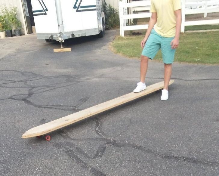 Скейт длиной больше, чем рост его владельца. Захотел и сделал!