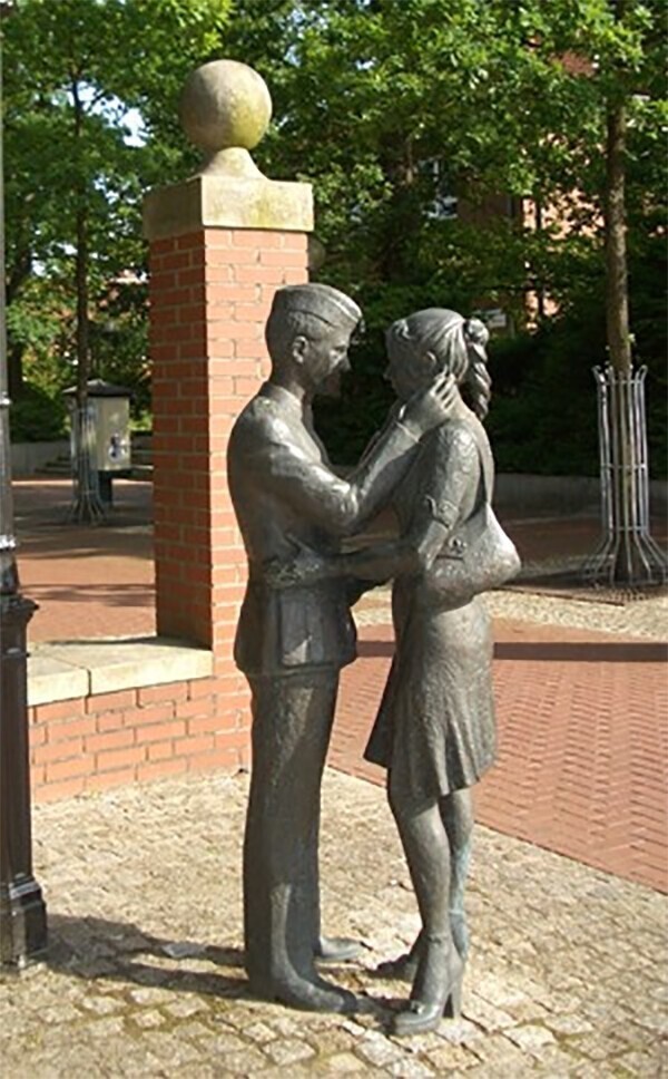 А вот памятник той самой Лили Марлен в окрестностях города Мунстер