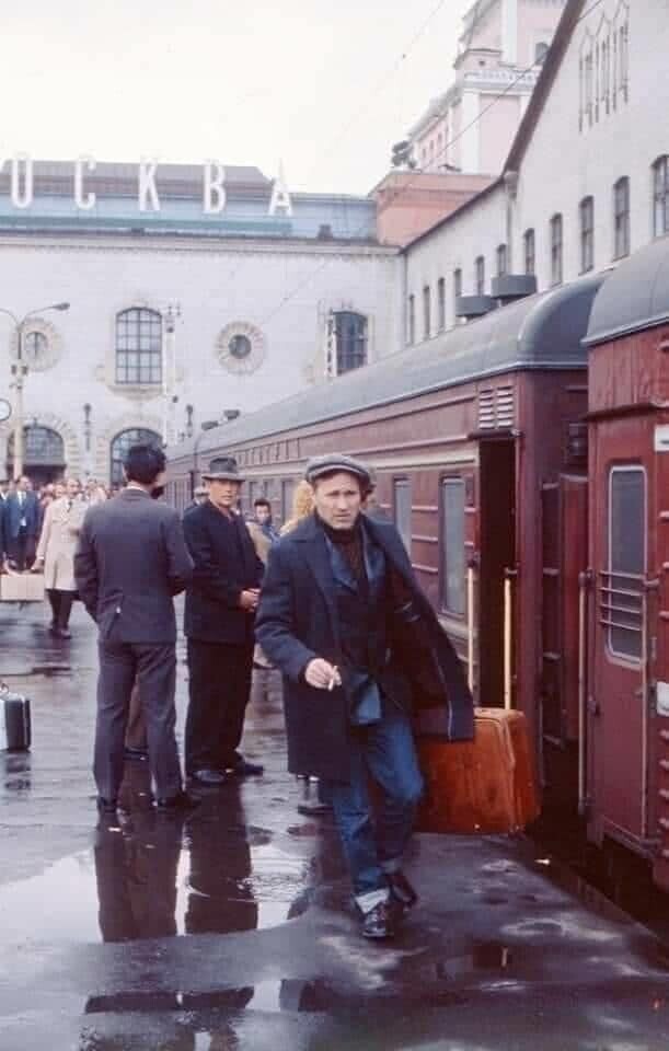 На Казанском вокзале. На посадку спешит актёр и режиссер Василий Шукшин. 1970-е