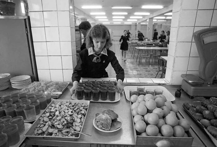 Дежурные накрывают столы для завтрака. Средняя школа № 748. Москва,1984 год.