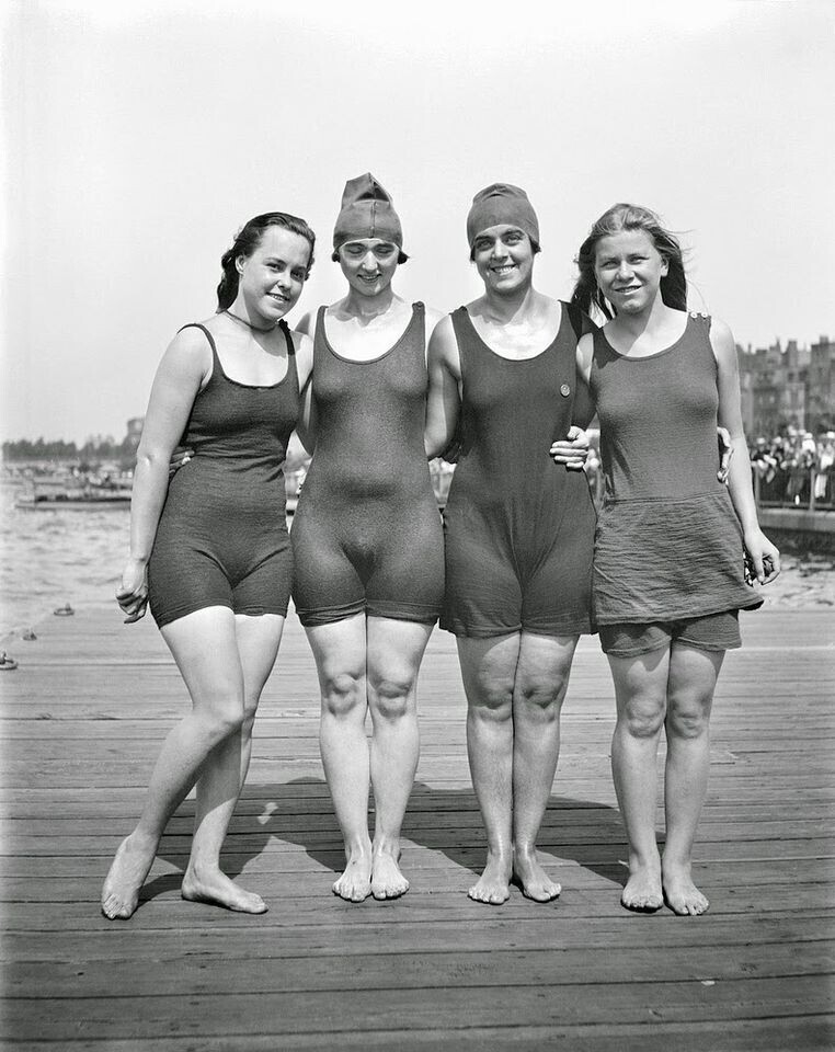 Молодые женщины перед соревнованиями по плаванию на реке Чарльз. Бостон, Массачусетс, 1919 год