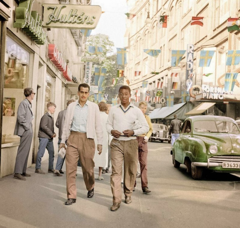 Пеле прогуливается улицами Стокгольма во время чемпионата мира по футболу 1958, Швеция.