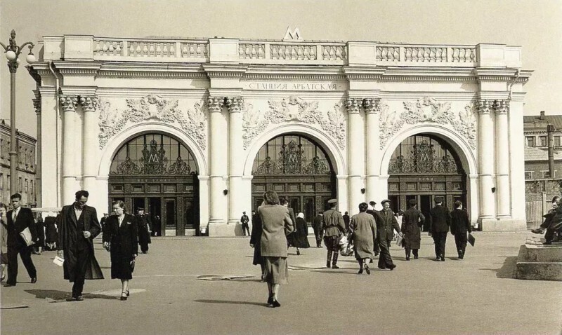 Вестибюль станции метро Арбатская (Арбатско-Покровская линия) на Воздвиженке в 1954 г.