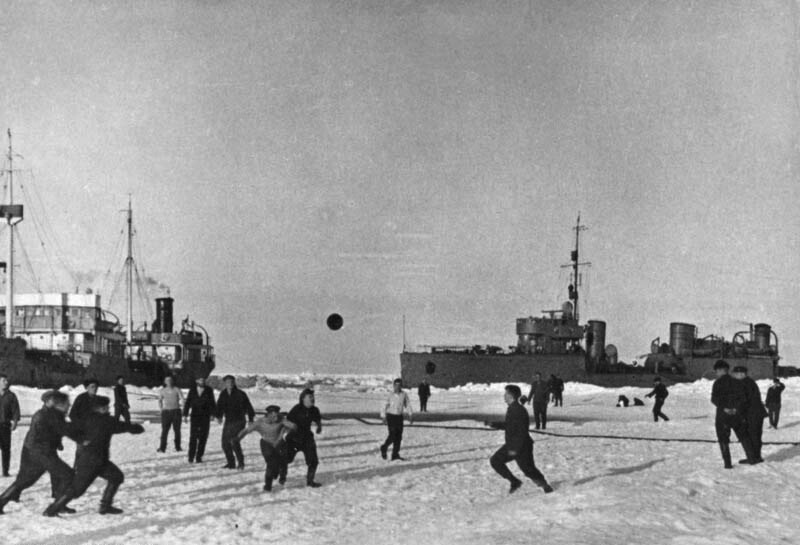 Футбол на льду во время арктической экспедиции,1936