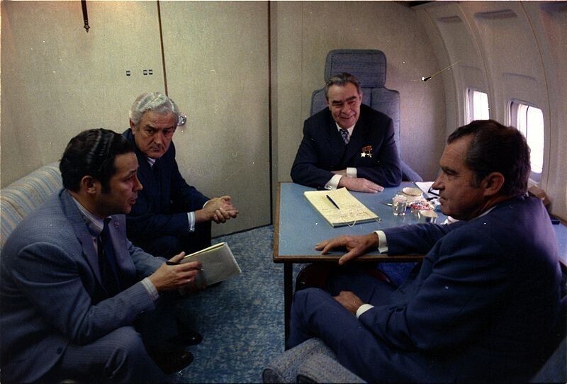 Ричард Никсон и Леонид Ильич Брежнев во время полета в Сан–Клименте, Калифорния на президентском борту VC–137C SAM 26000 (он же Boeing 707–353B, он же "The Spirit of '76", он же "Air Force One") 22 июня 1973 года.