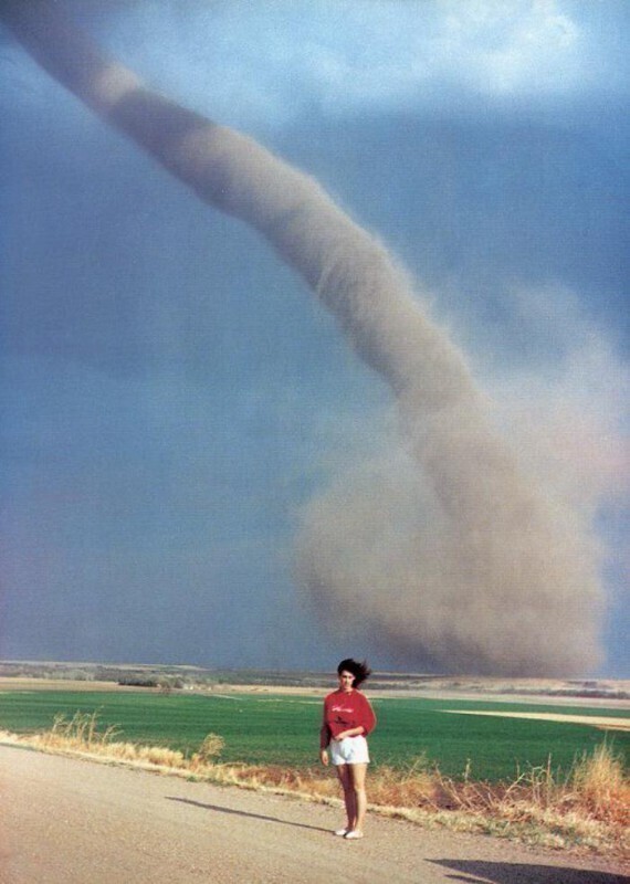 Просто женщина, позирующая на фоне торнадо, 1989 год, Орландо