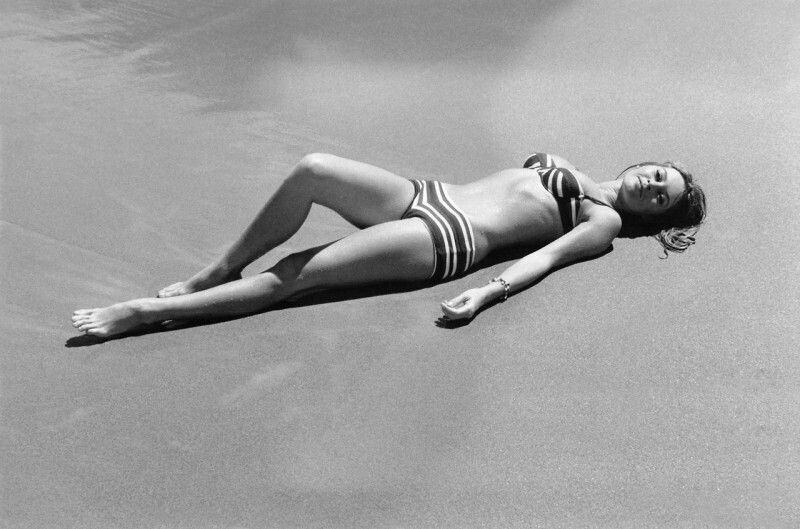 Молодая Брижит Бардо на пляже. 1950-е