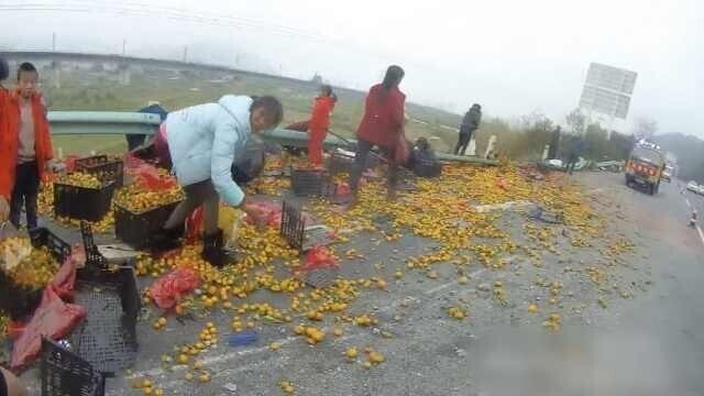 Фура засыпала китайскую магистраль апельсинами 