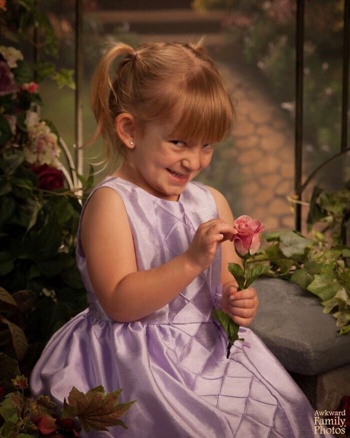 15. "Это снимок из детского сада. Думаю, фотограф решил, что если моей дочери дать в руки цветок, это сработает"