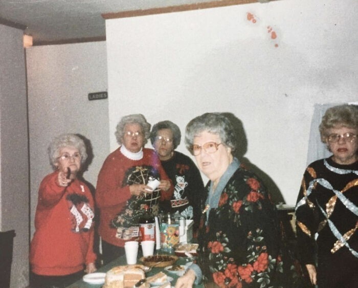 4. "Старая фотография моей прабабушки (она крайняя слева) выглядит так, будто фотограф случайно попал на секретное собрание бабушек и застал их врасплох"