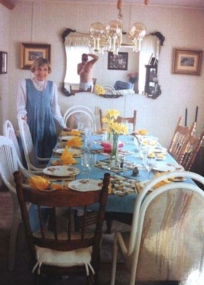 7. "Бабушка хотела сфотографироваться рядом с праздничным столом, сервированным на День Благодарения. Про зеркало никто не подумал"