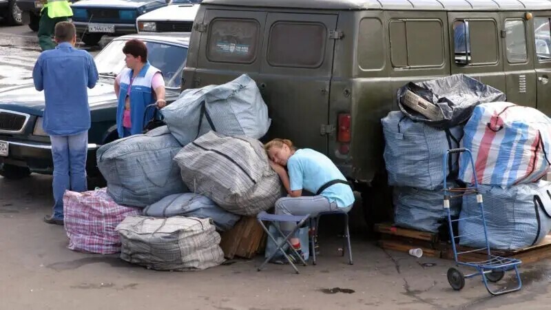 Люди с багажом на Комсомольской площади в Москве. Начало 2000-х