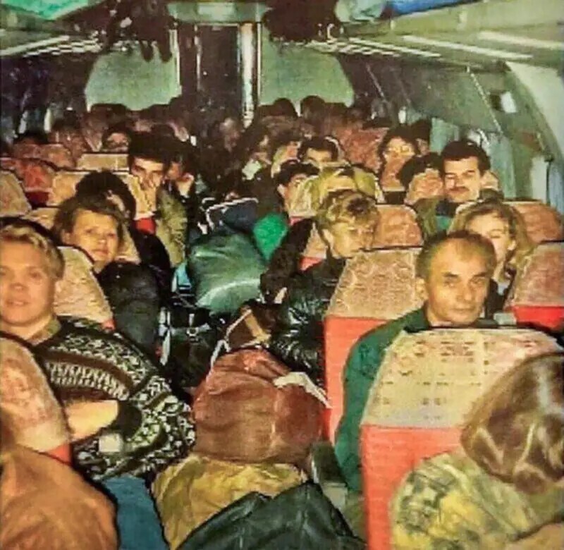 Челноки в салоне Ту-134, 1992 год