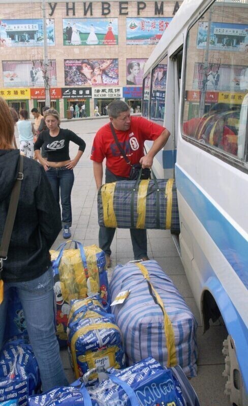 Китай. Суйфэньхэ. Российские «челноки» с покупками возвращаются из Китая домой.