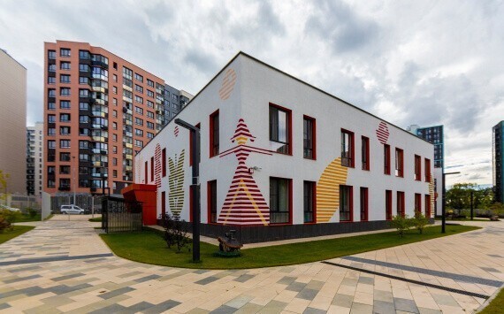 В Коммунарке Новомосковского округа открыл двери седьмой детсад площадью 3,3 тыс. кв. метров, рассчитанный на 220 мест.