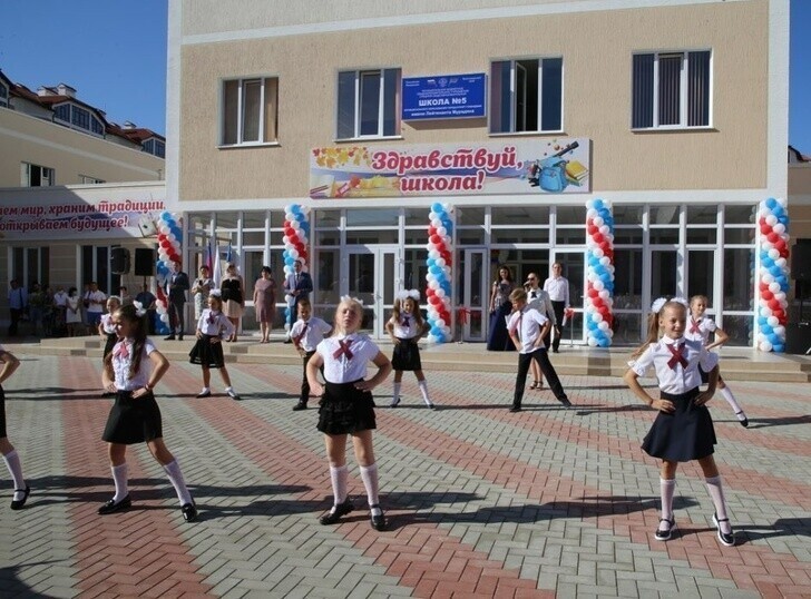 В г. Геленджик (Краснодарский край) открыта новая школа № 5 на 320 мест.