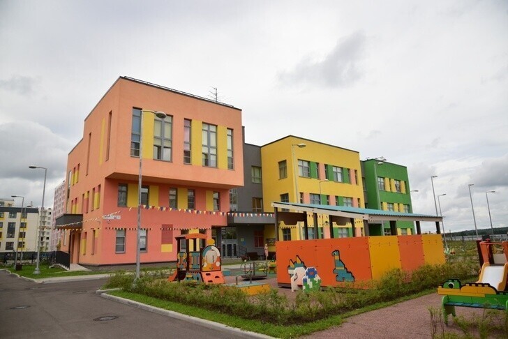 В поселке городского типа Янино Ленинградской области был открыт новый трехэтажный детский сад-конструктор № 3 «Леголяндия» на 180 мест 
