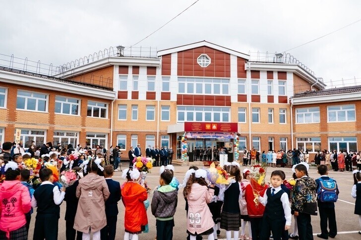 1 сентября 2020 года в р. Бурятия в улусе Хойтобэе в Иволгинском районе открыта школа на 450 мест.