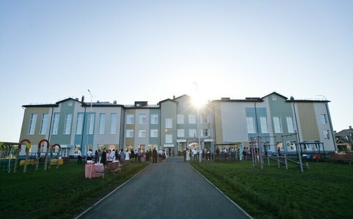 1 сентября 2020 года в селе им. 9 Января Оренбургского района (Оренбургская область) открылась новая «Школа Ясень» на 300 мест.