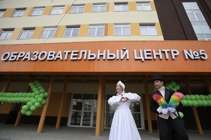 В Челябинске начала работу самая большая школа на Урале. В ОЦ № 5 будут учиться 2200 учеников.