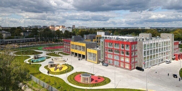 Новая школа на 900 учеников с начальными, средними и старшими классами введена в эксплуатацию в районе Северный на северо-востоке Москвы.